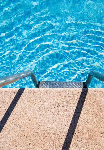 Ladder in het zwembad — Stockfoto