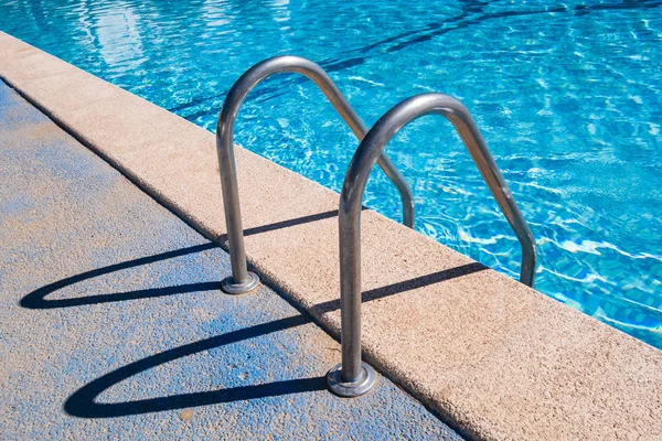 Escada para a piscina — Fotografia de Stock