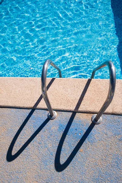 Escada para a piscina — Fotografia de Stock