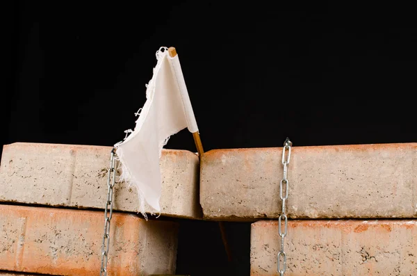 Weiße Fahne über der Mauer — Stockfoto