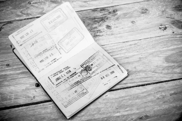 우표가 가득한 오래된 여권 — 스톡 사진