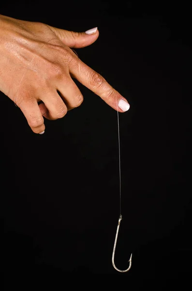 Mano tenendo un gancio — Foto Stock