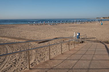 Sabahın erken saatlerinde La Vila Plajı, Costa Blanca, Alicante, İspanya
