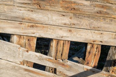 Güneşin altında çürüyen eski gemi tahtaları.