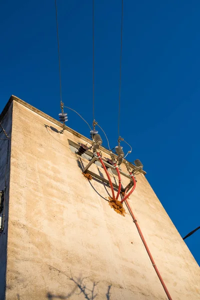 Malá Elektrická Transformátor Proti Modré Obloze — Stock fotografie