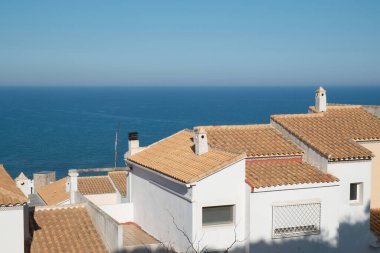 Güneşli bir günde Akdeniz manzaralı çatılar