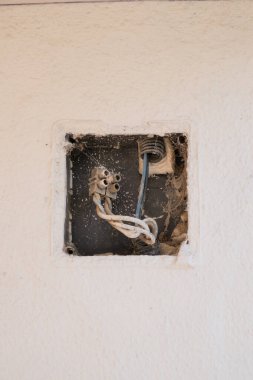 Beyazlatılmış duvarın içinde kötü elektrik kabloları var.