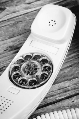 Cep telefonunda arama özelliği olan eski bir telefon.