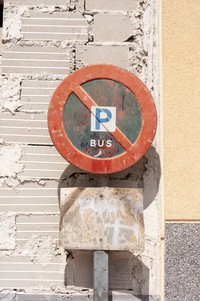 Παλιά Και Ξεπερασμένη Πινακίδα Στάση Λεωφορείου Δεν Στάθμευσης — Φωτογραφία Αρχείου