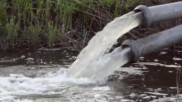 Waterafvoer Aan Kanaal — Stockvideo