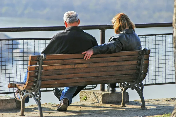 Una Pareja Mayor Sienta Banco Disfruta Vista Fotos de stock