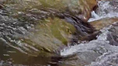 Dağ akıntısına yakın