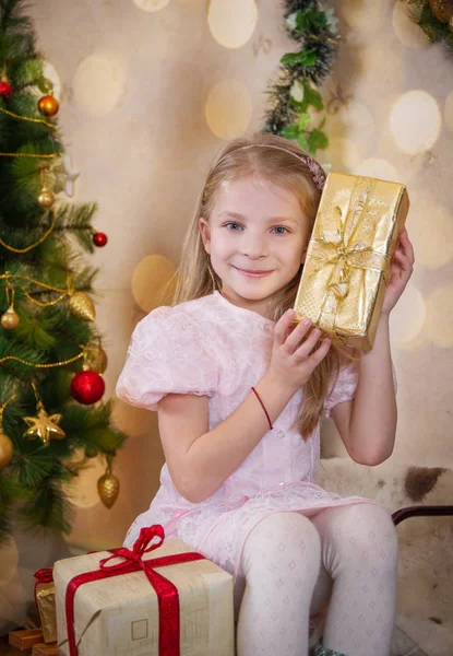 Menina Bonito Segurando Presente Perguntando Árvore Natal — Fotografia de Stock