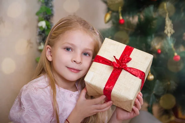 Bambina Che Tiene Scatola Regalo Vicino All Albero Natale — Foto Stock