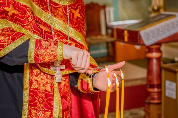 Prêtre Main Brûlant Les Cheveux Lumière Bougie Église Orthodoxe — Photo