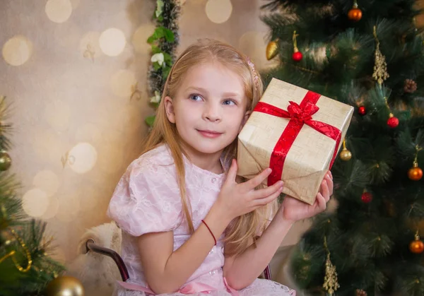 プレゼント ボックス クリスマス ツリーに疑問を持つ少女 — ストック写真