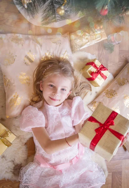 Bovenaanzicht Van Het Vrouwelijke Kind Met Een Heleboel Cadeautjes Glimlachen — Stockfoto