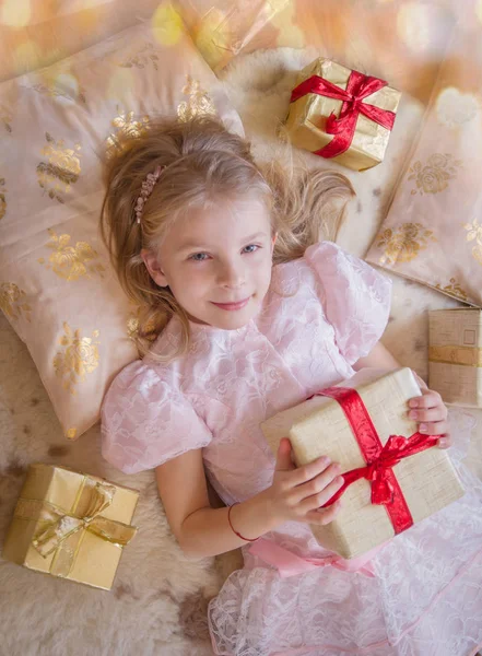 Vue Dessus Souriant Enfant Femelle Avec Beaucoup Cadeaux — Photo