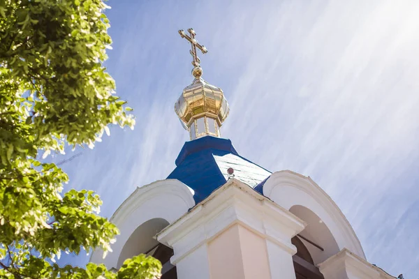 Parte Del Techo Iglesia Ortodoxa Con Cruz Sobre Cielo Azul —  Fotos de Stock