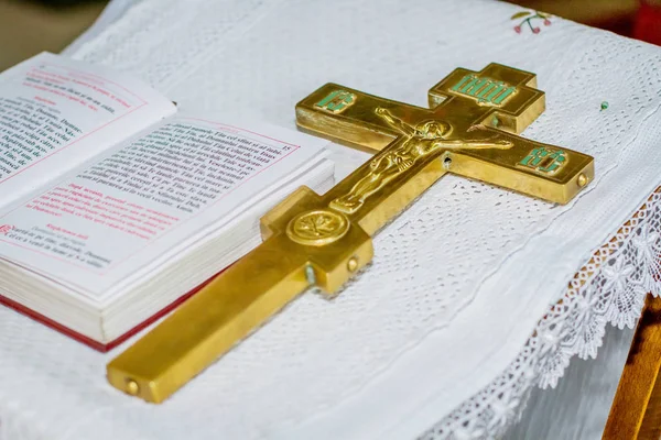 Ustensil Bisericesc Altar Cruce Biblie Ceremonia Botez — Fotografie, imagine de stoc