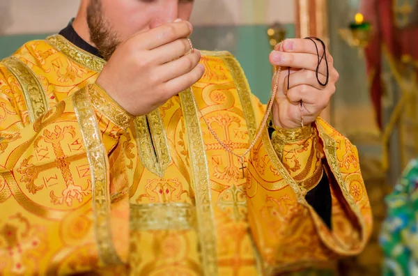 Manos Sacerdote Sosteniendo Cadena Dorada Con Cruz Durante Bautizo — Foto de Stock