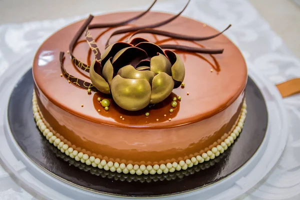 Goldene Schokoladenkuchen Mit Blumen Und Perlen Gatsby Party — Stockfoto