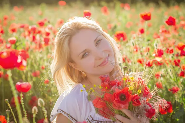 Frau Mit Blumenstrauß Mohnfeld Bei Sonnenuntergang — Stockfoto