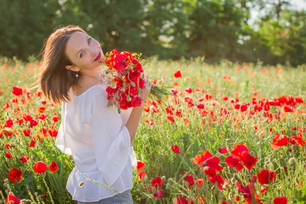 Donna Con Bouquet Tra Papaveri Campo Tramonto — Foto Stock