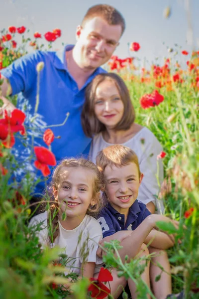 Twee Kinderen Descriptie Wit Ouders Onscherp — Stockfoto