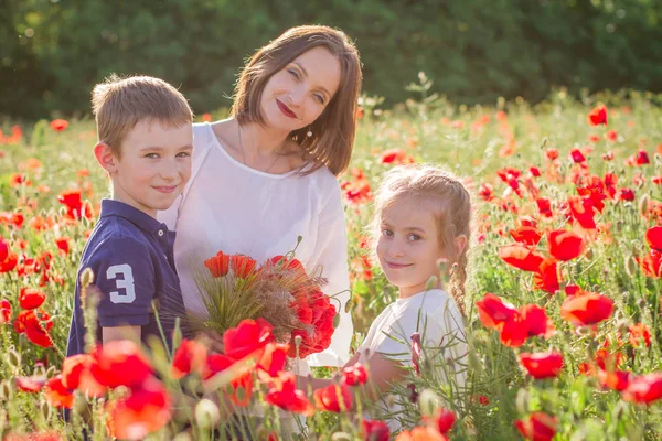 Madre Con Due Bambini Campo Papavero Rosso Con Mazzo — Foto Stock