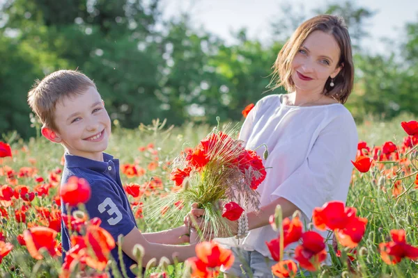 母亲与儿子在罂粟地里机智花束 — 图库照片