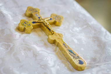 Vaftiz töreni tablo üzerinde bir sunak üzerinde kilise gereçler
