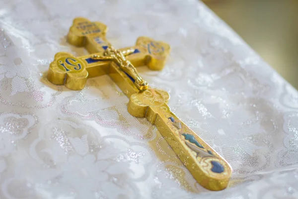 Vaftiz Töreni Tablo Üzerinde Bir Sunak Üzerinde Kilise Gereçler — Stok fotoğraf