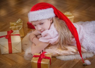 Noel hediyeleri arasında yalan Santa şapkalı Cutre kız