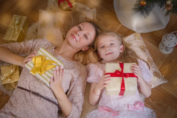 Madre Hija Acostadas Con Regalos Bajo Árbol Navidad Vista Superior —  Fotos de Stock