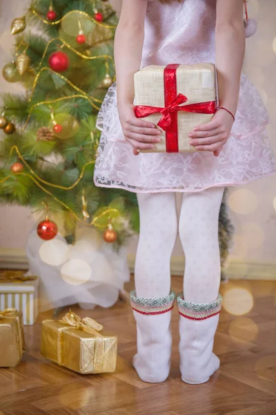 Meisje Cadeau Terug Buurt Van Kerstboom Vergrote Weergave Verbergen — Stockfoto