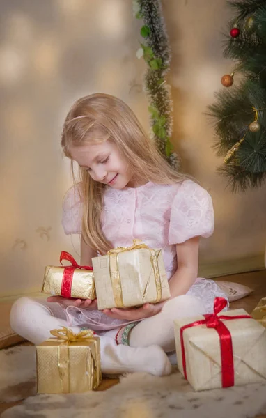 Menina Bonito Entre Presentes Natal Sonhando — Fotografia de Stock