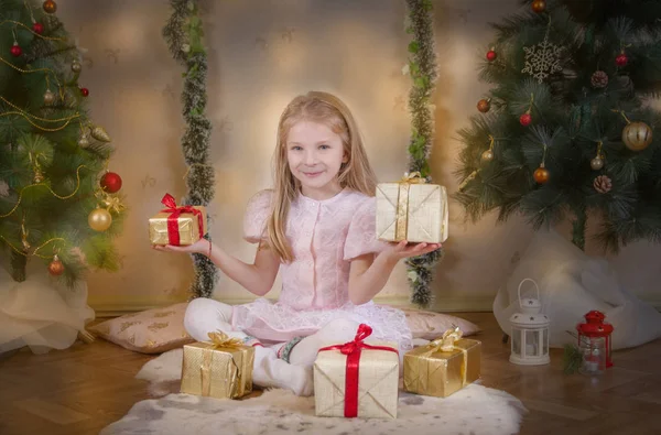 Fille Mignonne Choisir Les Meilleurs Cadeaux Sous Arbre Noël — Photo