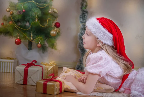 Linda Chica Santa Sombrero Soñando Bajo Árbol Navidad — Foto de Stock