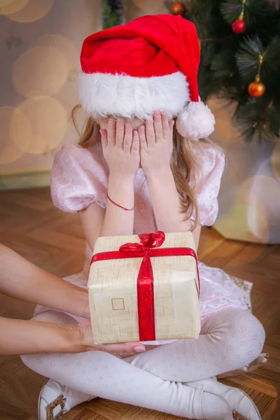 Κλειστά Μάτια Κορίτσι Λαμβάνει Δώρο Χριστουγέννων Από Μαμά — Φωτογραφία Αρχείου