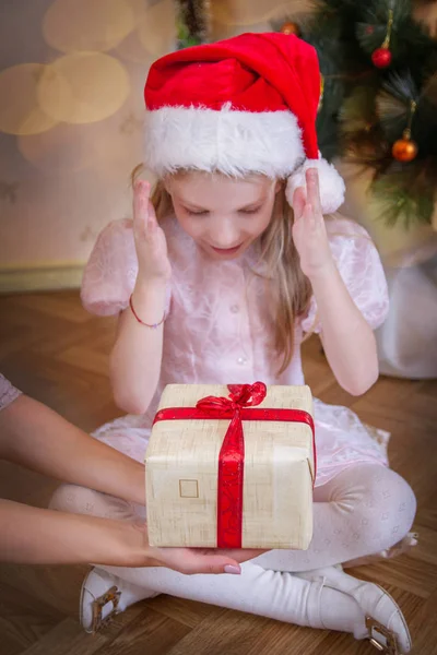 Bambino Bambina Che Riceve Miracolo Natale Scatola Regalo Magica — Foto Stock