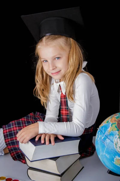 Schoolmeisje Met Hoed Globe Zittend Zwarte Achtergrond Onderwijs School Concept — Stockfoto