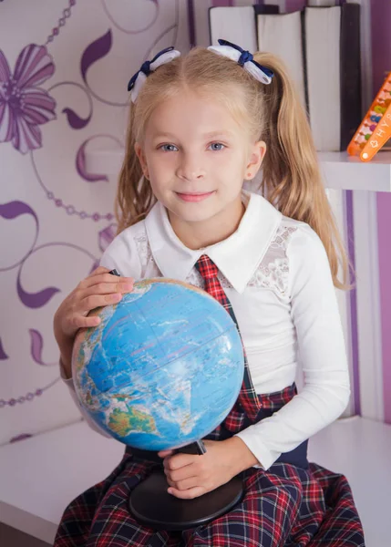 Schattig Schoolmeisje Met Globe Zittend Tabel School Onderwijs Concept — Stockfoto