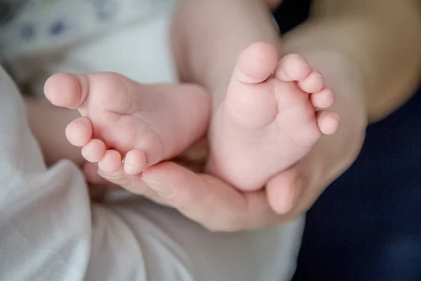 Små Baby Fötter Kupade Mödrar Händer — Stockfoto