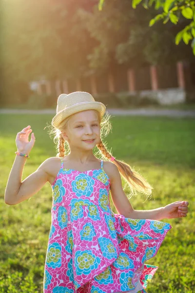 Bella Adolescente Divertirsi Cappello Tra Estate Tramonto — Foto Stock