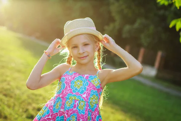 Bella Ragazza Adolescente Posa Cappello Tra Estate Tramonto — Foto Stock