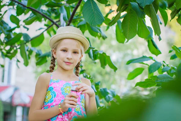 Kabarcıkları Ile Yeşil Ağaç Arasında Şapkalı Kız — Stok fotoğraf