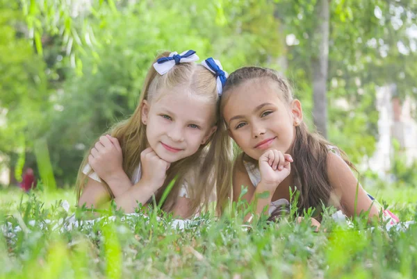 Twee Lachende Meisjes Liggen Groen Gras Het Park Zomer — Stockfoto