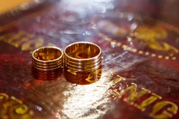 Duas Alianças Casamento Bíblia Altar Igreja — Fotografia de Stock