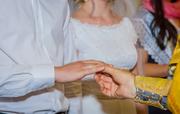 Priester Plaatsen Trouwring Aan Bruidegom Orthodoxe Ceremonie — Stockfoto